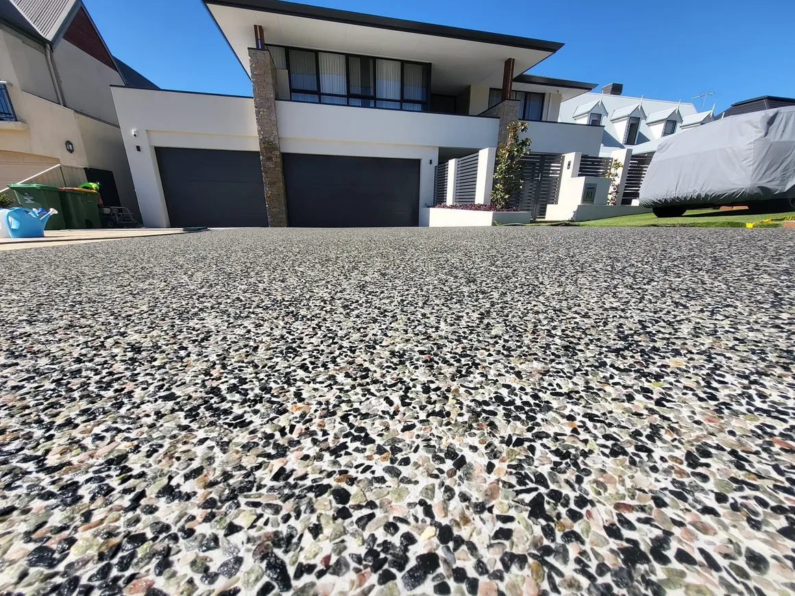 Exposed aggregate concrete driveway finish